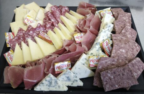 Planche de charcuterie préparée par notre traiteur pour événement professionnel en Auvergne
